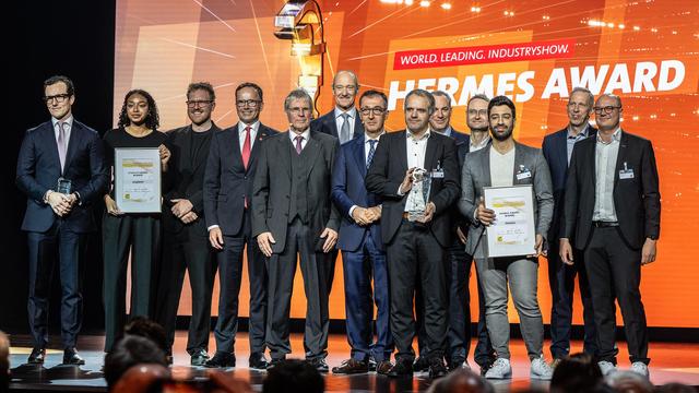 Bundesforschungsminister Cem Özdemir inmitten der Preisträgerinnen und Preisträger der HERMES Awards (7. v.l.).