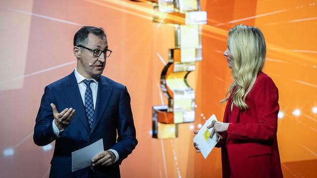 Bundesforschungsminister Cem Özdemir bei der Verleihung der HERMES Awards auf der Bühne mit der Moderatorin. 