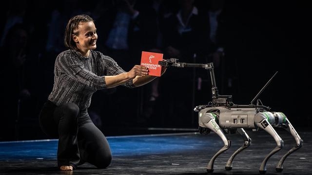 Die Bühnenshow der HERMES Awards: Ein Roboterhund und eine Frau. 